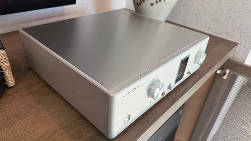 Luxman C-900u Preamplifier [Previously Owned]