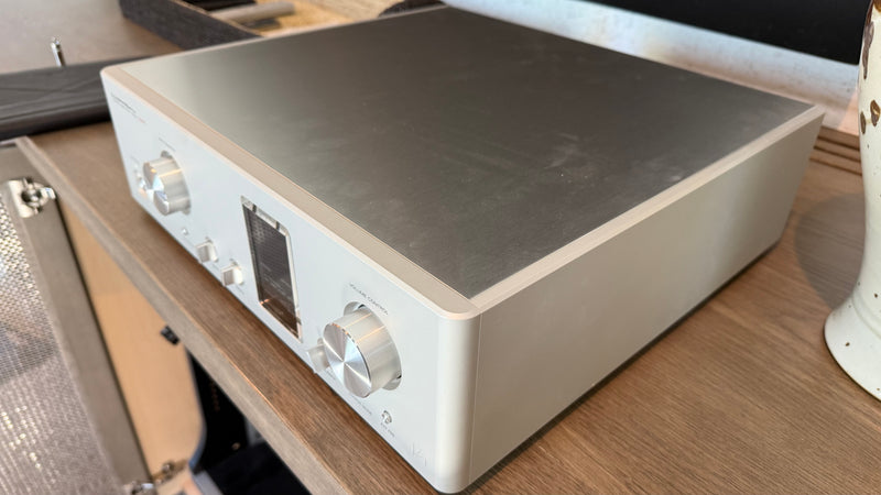 Luxman C-900u Preamplifier [Previously Owned]